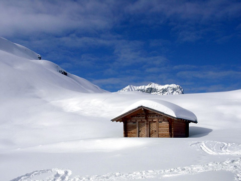 Къщичка в снега