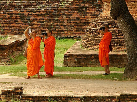 Снимащи монаси